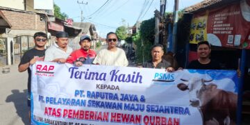 PT Raputra Jaya Bersama PT Pelayaran Sekawan Maju Sejahtera Salurkan Hewan Kurban untuk Warga Babakanturi