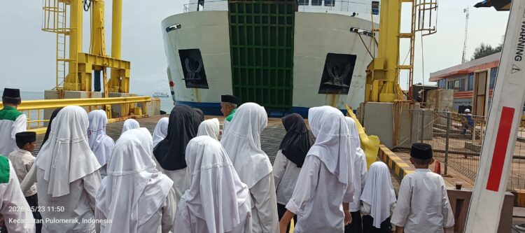 PT Surya Timur Line Group Gelar Pengajian dan Santunan Anak Yatim di KMP Nitya
