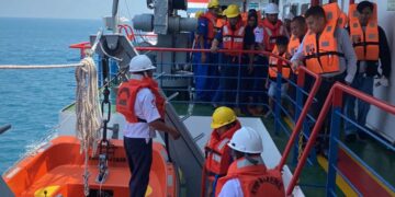 PT Surya Timur Line Group Tegaskan Komitmen Keselamatan Lewat Simulasi Darurat di Kapal Eirine