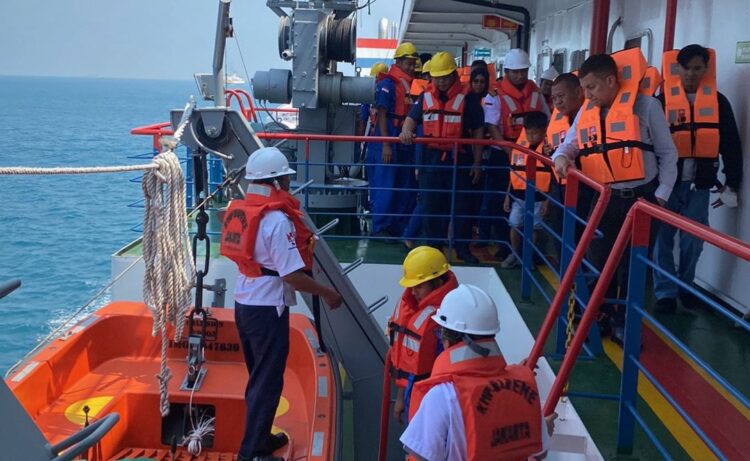 PT Surya Timur Line Group Tegaskan Komitmen Keselamatan Lewat Simulasi Darurat di Kapal Eirine